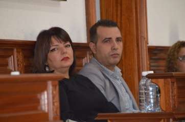 Gloria Cabrera, concejala de CC, junto al edil Norberto Melián, de Unidos por GC, en el Pleno de este viernes (Foto TA)