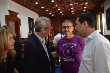 Gregorio Viera, en el centro de la imagen, charla con los ediles Guillermo Reyes (i) y Alejandro Ramos (d), tras el Pleno (Foto TA)