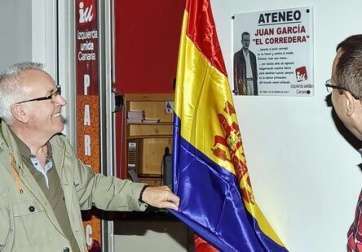 Cayo Lara descubre la placa en memoria de El Corredera en la sede de IU en Telde (foto TA)