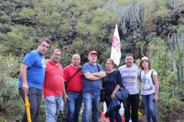 Cayo Lara, con miembros de IU, en la Sima de Jinámar (Foto IUC)