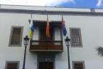 Casas Consistoriales de Telde con la bandera a plena asta, a las 12.34 horas de este lunes (Foto TA)