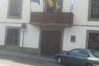 Las tres banderas a media asta en el edificio de las Oficinas Municipales (Foto TA)