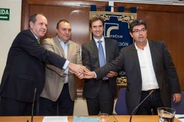 Firma del acuerdo de la Fecam con Endesa (Foto TA)