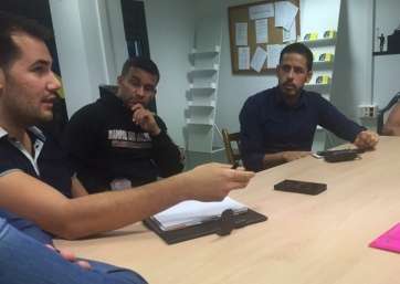 Héctor Suárez (d.), reunido con varios miembros de su partido en Telde (Foto TA)