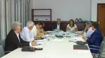 Carmen Hernández, al fondo, en la reunión constitutiva de la comisión de Educación de la Fecam (Foto TA)