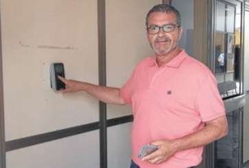 El concejal de Recursos Humanos, Gregorio Viera, el día que se instalaron los dispositivos (Foto C7)