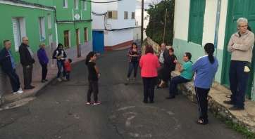 Gloria Cabrera conversando con vecinos de Lomo Magullo (Foto TA)