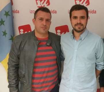 Francisco Javier Muñoz, en una imagen de archivo, con Alberto Garzón, líder de IU (Foto TA)