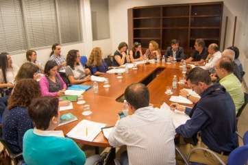 Reunión celebrada este lunes en El Cabildo para informar del reparto del fondo para el PES (Foto TA)