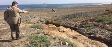 El cronista oficial señala esta mañana en la playa de Jinámar restos de los antiguos mojones que delimitaban la fronta de Telde y LPGC (Foto TA)