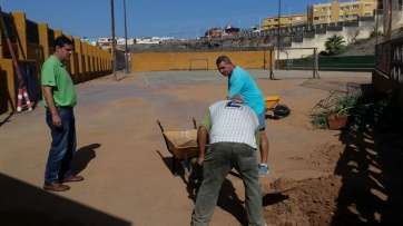 Trabajos de adecentamiento de la cancha deportiva de La Garita (Foto TA)