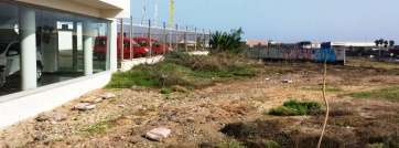 Los sacos de sepiolita, tirados en el solar (Foto TA)