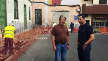 El concejal Alejandro Ramos (d), junto con el jefe de servicio de Vías y Obras (Foto TA)