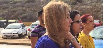 La vicepresidenta del Gobierno (d) con las concejalas teldenses Saraiba Leal y Soledad Hernández, en Jinámar (Foto TA)