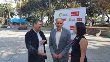 Saraiba Leal, este lunes, junto a Juan Díaz (i.), y José Rodríguez (d.)  (Foto TA)