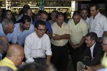 Pablo Rodríguez (i) y Fernando Clavijo (d), conversando con los taxistas de Telde e Ingenio (Foto TA)