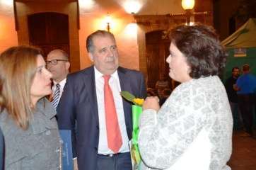 Celeste López (i.), concejala de Hacienda, Carmen Hernández, alcaldesa de Telde, y el edil Juan Martel (Foto TA)