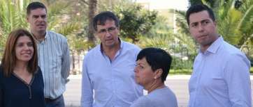 La alcaldesa Carmen Hernández y los concejales Diego Ojeda, Juan Fco. Artiles y Alejandro Ramos conversan esta mañana con una vecina en Las Remudas (Foto TA)