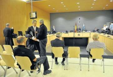 Momentos previos de una sesión. Mena departe con su abogado. Reyes y Jiménez esperan (Foto Gerardo Montesdeoca-C7)