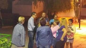 El candidato Rodríguez con vecinos de Las Longueras (Foto TA)