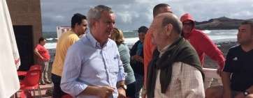 Sebastián Franquis, con vecinos de Ojos de Garza (Foto Efe) 