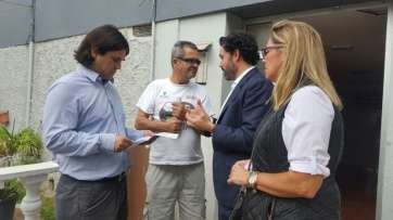 Candidatos del PP charlan con un vecino del Valle de Jinámr (Foto TA)