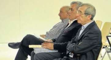 Los tres imputados en el banquillo durante el juicio celebrado la pasada semana (Foto Gerardo Montesdeoca-C7)