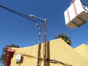 Imagen de archivo de la instalación de un proyector de luz en la Casa del Caminero de Jinámar (Foto TA)