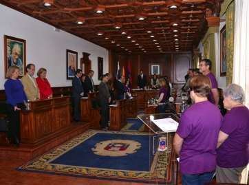 Minuto de silencio por las víctimas de la violencia de género (Foto TA)