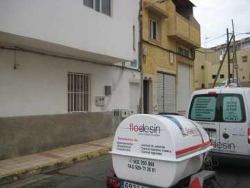 Vehículo de Flodesin, empresa que se encarga del control de plagas y de fumigación en el municipio (Foto Comerciocanarias.com)