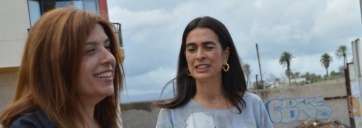 La alcaldesa Carmen Hernández (i) con la entonces delegada del Gobierno en Canarias, María del Carmen Hernández Bento, el 25 de octubre en Salinetas (Foto TA)