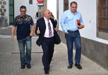 El concejal Juan Martel (d), junto al consejero Francisco Trujillo (c) y al también edil Gregorio Viera (i) (Foto TA)