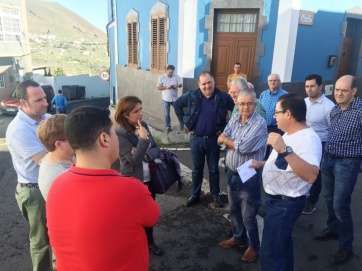 La alcaldesa y  miembros del equipo de Gobierno charlan con vecinos de la zona (Foto TA)
