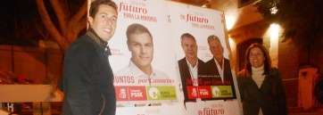 Los líderes locales de PSOE y NC junto a la cartelería de la alianza Juntos por Canarias (Foto TA)