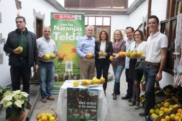 Foto de familia tras la firma del convenio, en la sede de Spar en El Goro (Foto TA)