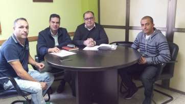 Imagen de la reunión de los ediles con los aficionados de las carreras de caballo (Foto TA)