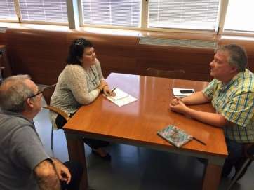 Momento de la reunión de la concejala con el consejero (Foto TA)