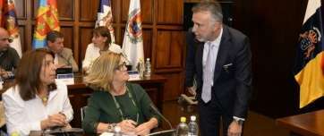 La alcaldesa de Telde, con blusa blanca, en la cumbre de primeros ediles de la Isla en el Cabildo (Foto Acfi Press)