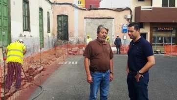 Alejandro Ramos (d), junto a un empleado municipal supervisando unas obras de asfaltado en Los Llanos (Foto TA)