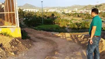 El concejal supervisa los trabajos de arreglo (Foto TA)