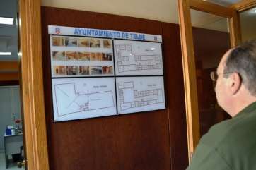 Un ciudadano consultando esta mañana los paneles informativos en la sede del Ayuntamiento de Telde (Foto TA)