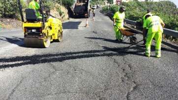 Trabajos de operarios del servicio insular de Obras Públicas en el camino de La Gavia (Foto TA)