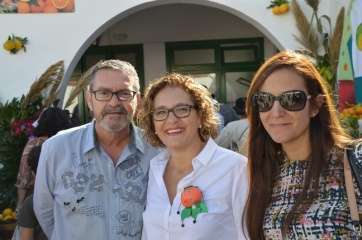 El concejal Gregorio Viera, esta mañana, junto a las ediles Marta Hernández y Natalia Santana, en la Feria de la Naranja (Foto TA)