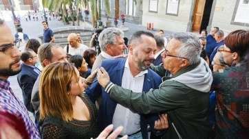Jacito Ortega, el pasado viernes, recibiendo el apoyo de amigos (Foto ABC)