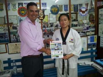 El maestro coreano y el concejal de Deportes, Diego Ojeda (Foto TA)