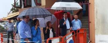 Imagen de archivo de la visita de Soria el domingo 25 de octubre a la costa de Telde, con la alcaldesa y la entonces delegada del Gobierno (Foto TA)