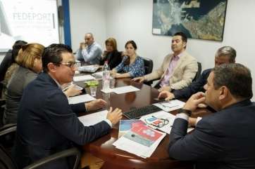 Rodríguez sostuvo este martes una reunión con representantes de la Federación Canarias de Empresas Portuarias (Foto TA)
