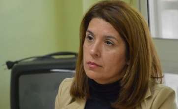 Carmen Hernández (c.), hoy, durante una visita institucional al barrio de Las Huesas (Foto TA)