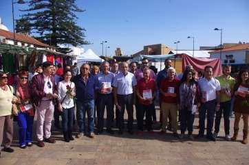 Visita de los candidatos de NC y PSOE al mercadillo de Teror (Foto TA)
