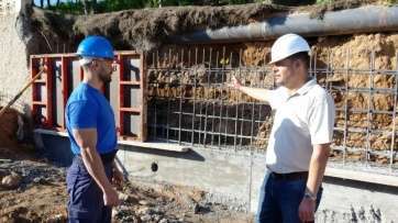 El concejal de Deportes, en una de las obras (Foto TA)
